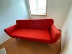 Leuk rood bankje met metalen onderstel, Huis en Inrichting, Banken | Sofa's en Chaises Longues, 150 tot 200 cm, Minder dan 75 cm