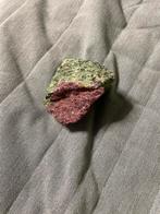 Ruwe robijn met ziosiet, Verzamelen, Mineralen en Fossielen, Ophalen of Verzenden, Mineraal