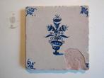 een antieke tegel met een vaas met bloemen., Antiek en Kunst, Ophalen of Verzenden