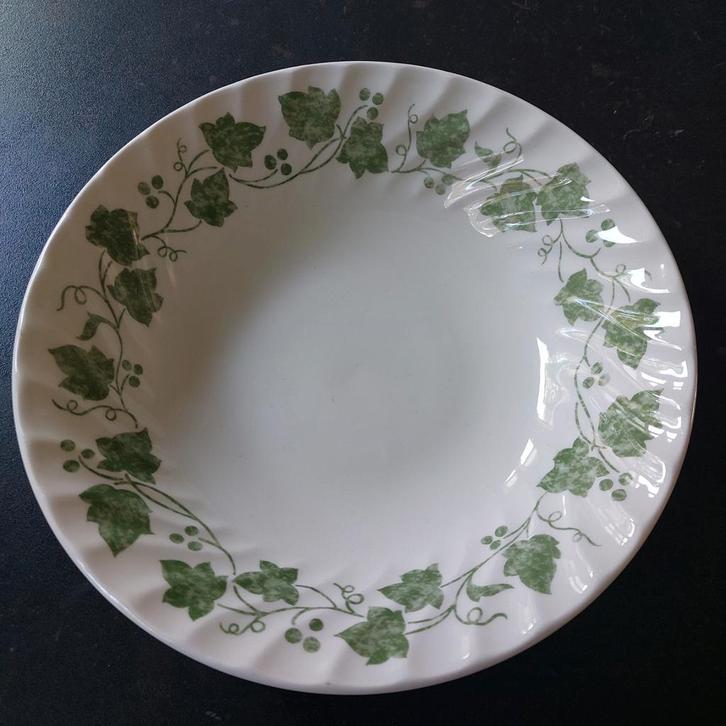 1 Churchill Aardewerk diep bord wit met Groene Klimop, Huis en Inrichting, Keuken | Servies, Zo goed als nieuw, Bord(en), Overige stijlen