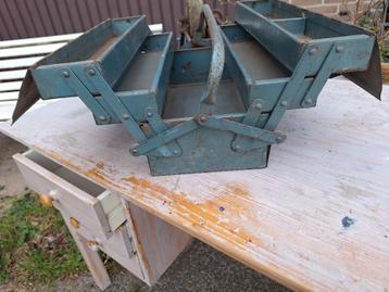 metalen gereedschapskist beschikbaar voor biedingen
