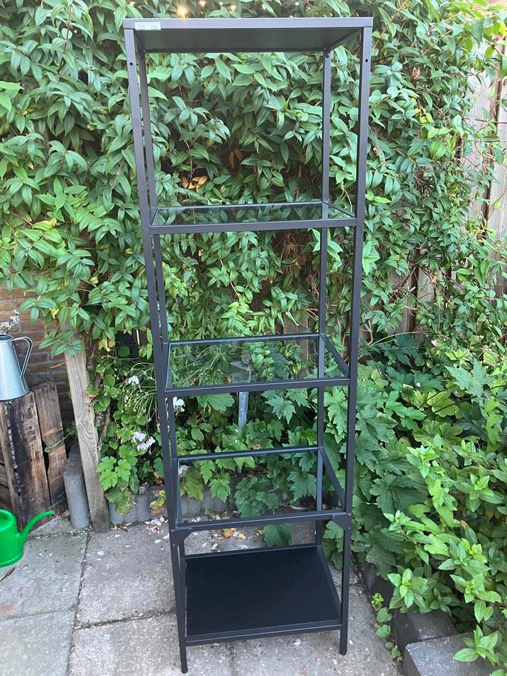 IKEA VITTSJÖ Stellingkast Zwartbruin/Glas, Huis en Inrichting, Kasten | Stellingkasten, Zo goed als nieuw, Ophalen
