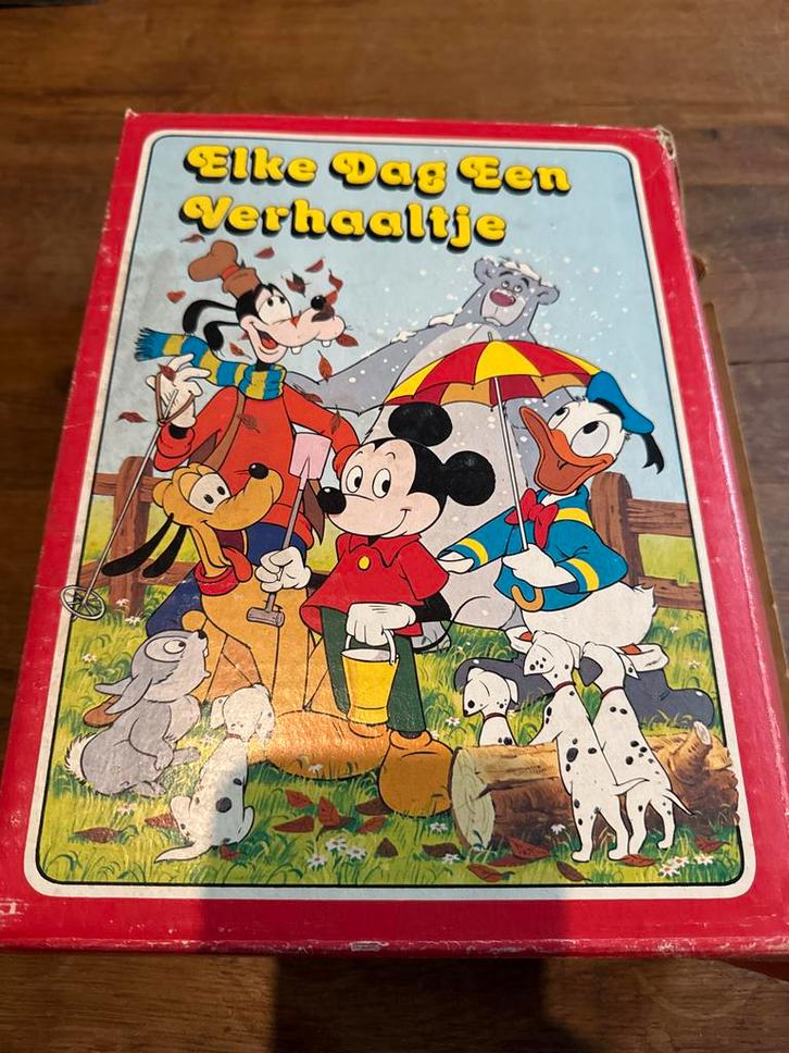 Elke Dag Een Verhaaltje - Disney Jaarbox - 1978, Boeken, Kinderboeken | Jeugd | onder 10 jaar, Gelezen, Sprookjes, Ophalen of Verzenden