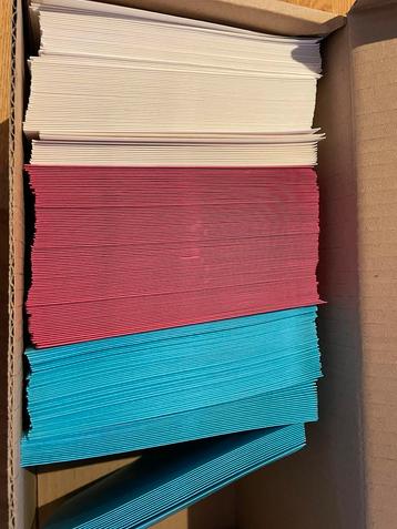 Enveloppen roze of blauw nieuw per 100 beschikbaar voor biedingen