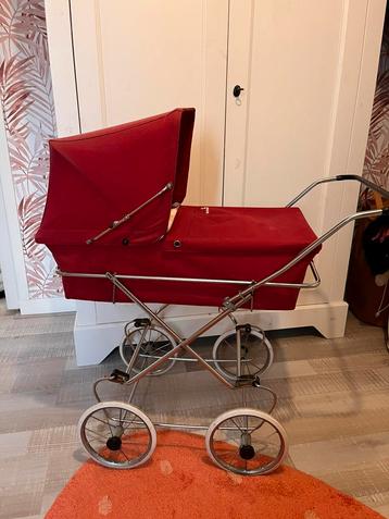 Mooie vintage poppenwagen beschikbaar voor biedingen