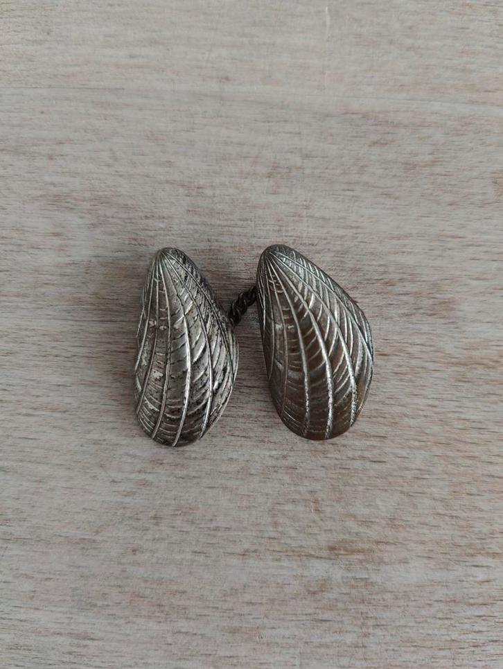 Manchetknopen in de vorm van mosselschelpen, Sieraden, Tassen en Uiterlijk, Manchetknopen, Gebruikt, Zilver, Verzilverd, Ophalen of Verzenden