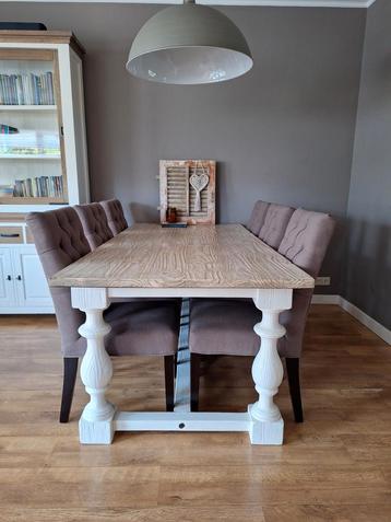 Houten eetkamertafel beschikbaar voor biedingen
