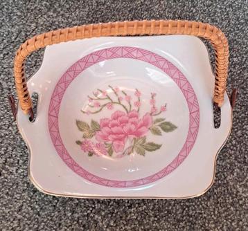 Charmant porseleinen schaaltje met rieten hengels, 18x14x4cm beschikbaar voor biedingen