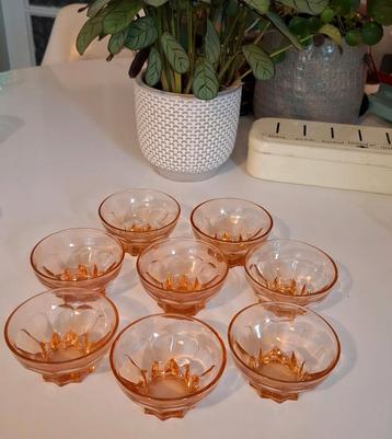 Art deco, Frans,  roze persglazen schaaltjes beschikbaar voor biedingen