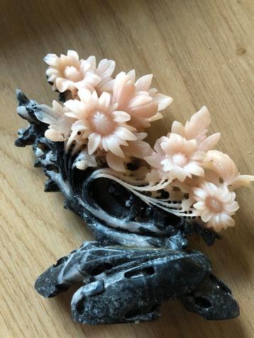 Prachtig gesneden bloemenornament van steen beschikbaar voor biedingen