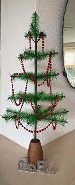 Feathertree in 5 lagen met houten bol voetje hoogte 64 cm., Diversen, Kerst, Ophalen of Verzenden