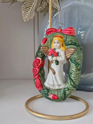 Vintage Kerst Engel Hanger in Krans Keramiek beschikbaar voor biedingen