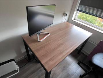 Bureau 140x80. Op hoogte af te stellen. (Zwolle)