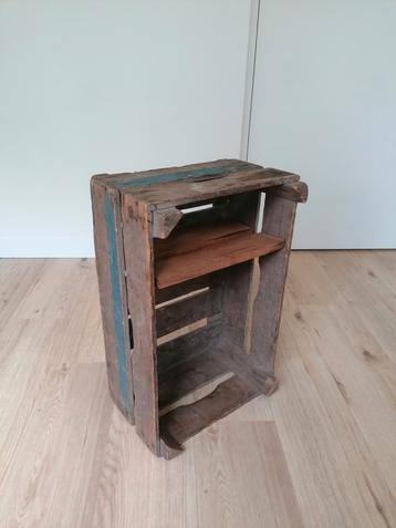 Retro vintage kistje, leuk nachtkastje/bijzettafel beschikbaar voor biedingen