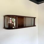 Christina, subtiele hangvitrine met geslepen latten, Huis en Inrichting, 100 tot 150 cm, Bruin, Ophalen of Verzenden, Zo goed als nieuw