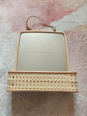 Leuk Rotan Spiegeltje met Bakje beschikbaar voor biedingen
