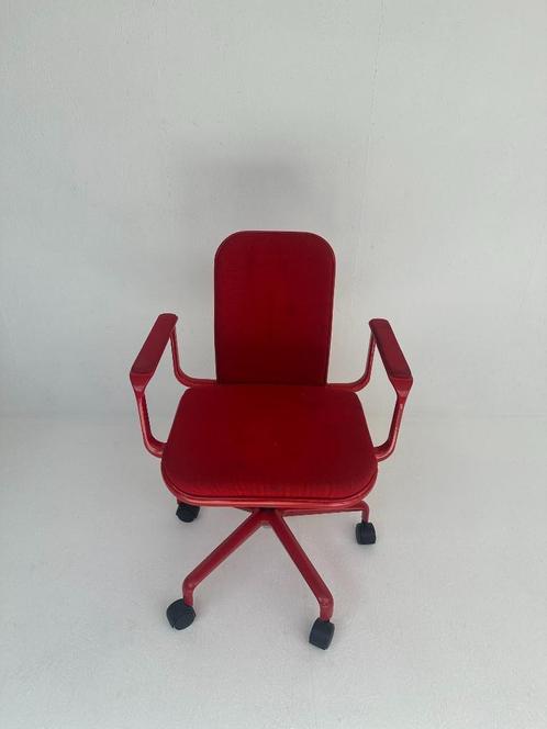 2 Italiaanse vintage bureaustoel op wieltjes – zwart & rood, Huis en Inrichting, Bureaustoelen, Gebruikt, Bureaustoel, Rood, Verzenden