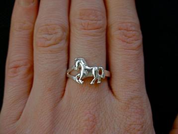 Zilveren 925 zilver ring met een mooi paard in zes maten beschikbaar voor biedingen