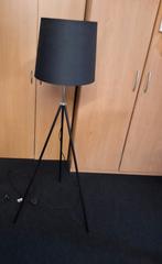 Te koop aangeboden: vloerlamp in de kleur zwart., Huis en Inrichting, Lampen | Vloerlampen, Ophalen, Zo goed als nieuw