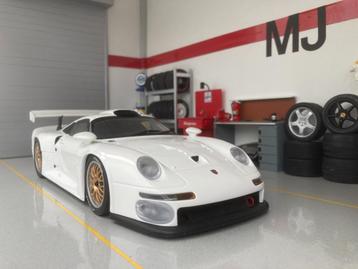 Porsche 911 GT1 1:18 UT Models Wit MJ beschikbaar voor biedingen