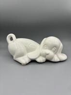 Liggend hondje wit keramiek 70's, Verzamelen, Beelden en Beeldjes, Ophalen of Verzenden, Zo goed als nieuw, Dier