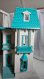 Leuk houten poppenhuis met blauw dak, Kinderen en Baby's, Speelgoed | Poppenhuizen, Ophalen, Gebruikt, Poppenhuis