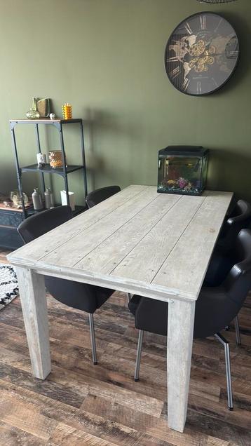 Eettafel voor vier personen beschikbaar voor biedingen
