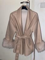 Beige jas met faux fur mouwen, Kleding | Dames, Jassen | Zomer, Ophalen, Zo goed als nieuw, Maat 36 (S), Beige
