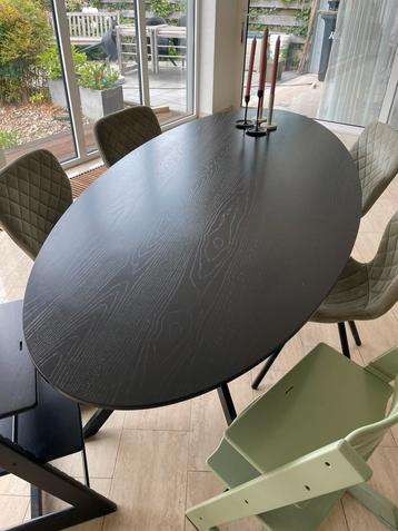 Zwarte ovalen eettafel L233xB100xH75 INCL 4 stoelen beschikbaar voor biedingen