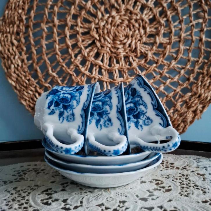 Lipper & Mann 'Blue Rose', 3 demitasses (espresso kopjes), Antiek en Kunst, Antiek | Servies los, Ophalen of Verzenden