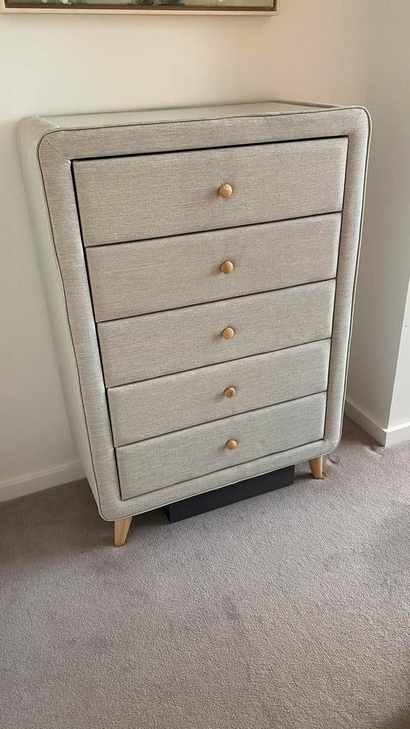 Commode met 5 lades ,kleur havermout met glazen blad, Huis en Inrichting, Kasten | Ladekasten, Zo goed als nieuw, Minder dan 100 cm