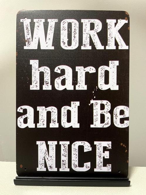 Work hard  metalen wandbord (Old Look), Huis en Inrichting, Woonaccessoires | Tekstborden en Spreuken, Nieuw, Ophalen of Verzenden