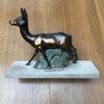 koper/bronzen beeld van een hert / ree op stenen sokkel, Ophalen of Verzenden