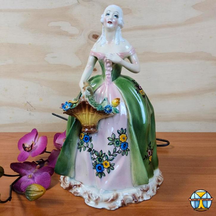 Antiek Itiliaans Porseleinen Rococo beeldje vrouw en bloemen, Antiek en Kunst, Antiek | Porselein, Ophalen of Verzenden