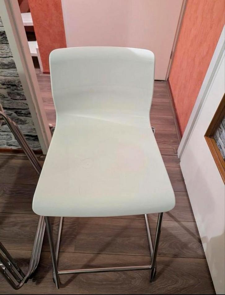 Set van 4 Witte Barstoelen met Stevig Metalen Frame, Huis en Inrichting, Barkrukken, Zo goed als nieuw, 60 tot 90 cm, 5 krukken of meer