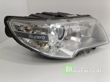 Koplamp rechts van een Skoda Superb beschikbaar voor biedingen