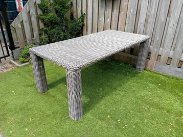 Grote wicker tuintafel  beschikbaar voor biedingen