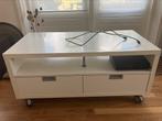 Witte Ikea tv kast met 2 lades en zwenkwielen, Huis en Inrichting, Kasten | Televisiemeubels, Ophalen, Gebruikt, 50 tot 100 cm