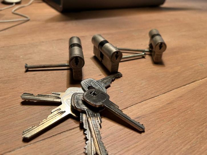 3 stuks Nemef gelijksluitende cilindersloten 2 sterren SKG, Doe-het-zelf en Verbouw, Hang- en Sluitwerk, Gebruikt, Slot, Overige materialen