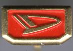 Daihatsu rood op koper auto speldje ( A_216 ), Verzamelen, Verzenden, Zo goed als nieuw, Transport, Speldje of Pin