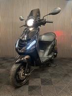 PIAGGIO ZIP 2023 (1 EIGENAAR) BROM FULL OPTION GLANS ZWART, Maximaal 45 km/u, Zip, Ophalen of Verzenden, Zo goed als nieuw