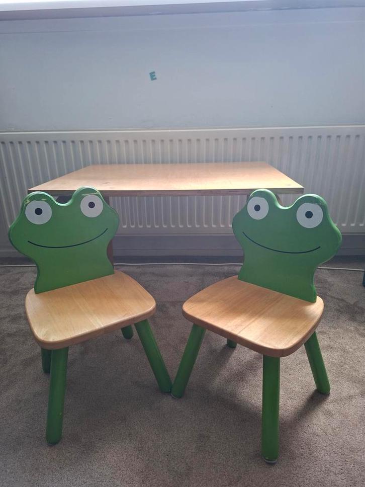 Kindertafel en kikkerstoeltjes groen en hout, Kinderen en Baby's, Kinderkamer | Tafels en Stoelen, Gebruikt, Tafel(s) en Stoel(en)