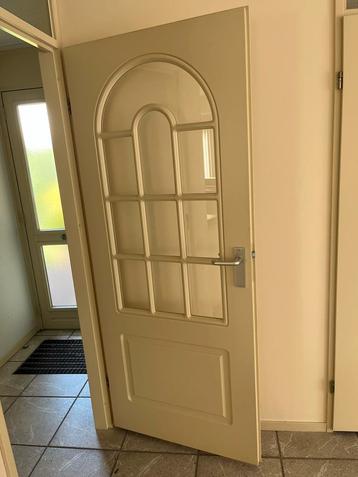 Mooie binnendeur met glas beschikbaar voor biedingen