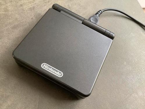 Nintendo GameBoy Advance SP AGS-001 zwart uit 2002, Spelcomputers en Games, Spelcomputers | Nintendo Game Boy, Zo goed als nieuw