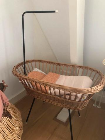 Vintage rotan poppenwieg beschikbaar voor biedingen