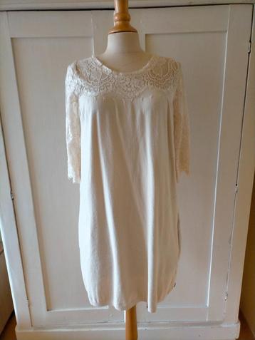 Off-white korte jurk van Twin-set met kant 38 40 viscose beschikbaar voor biedingen
