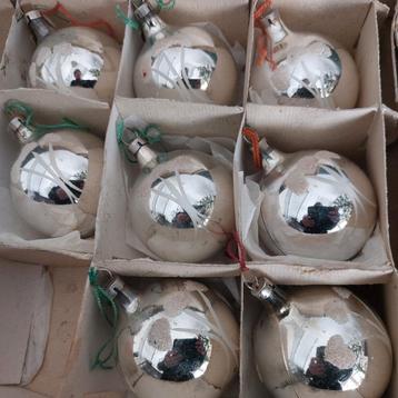 8 oude vrij grote  kerstballen in doos beschikbaar voor biedingen