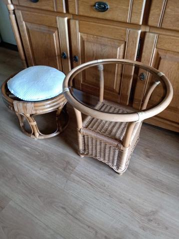 Rotan tafeltje en manou krukje beschikbaar voor biedingen