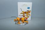Disney Hallmark Keepsake Sled-Pullin' Pluto 2012 ornament, Ophalen of Verzenden, Goofy of Pluto, Nieuw, Beeldje of Figuurtje