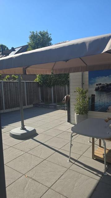 Zweefparasol taupe 300x300 cm beschikbaar voor biedingen